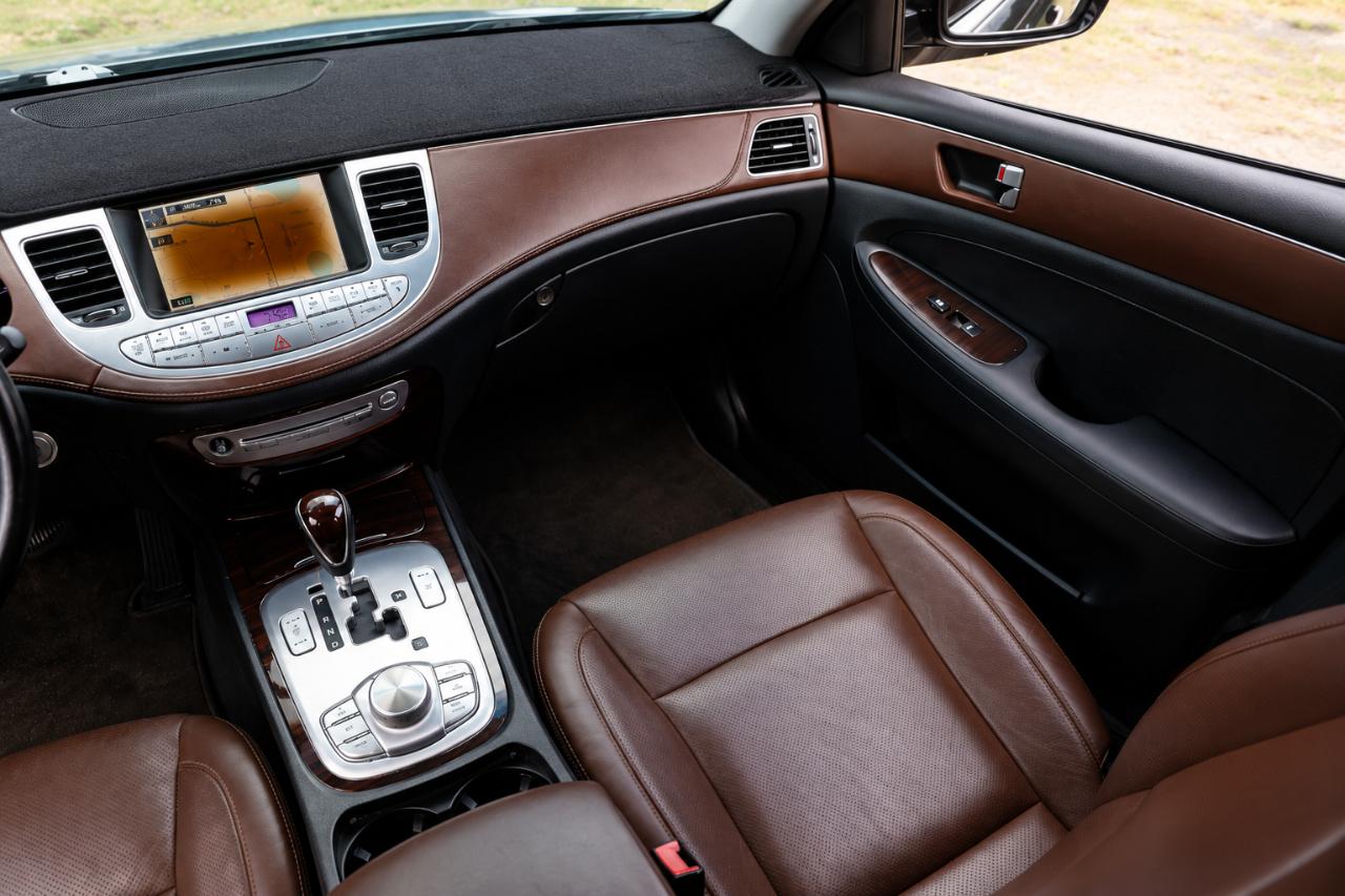 Hyundai Genesis  2012