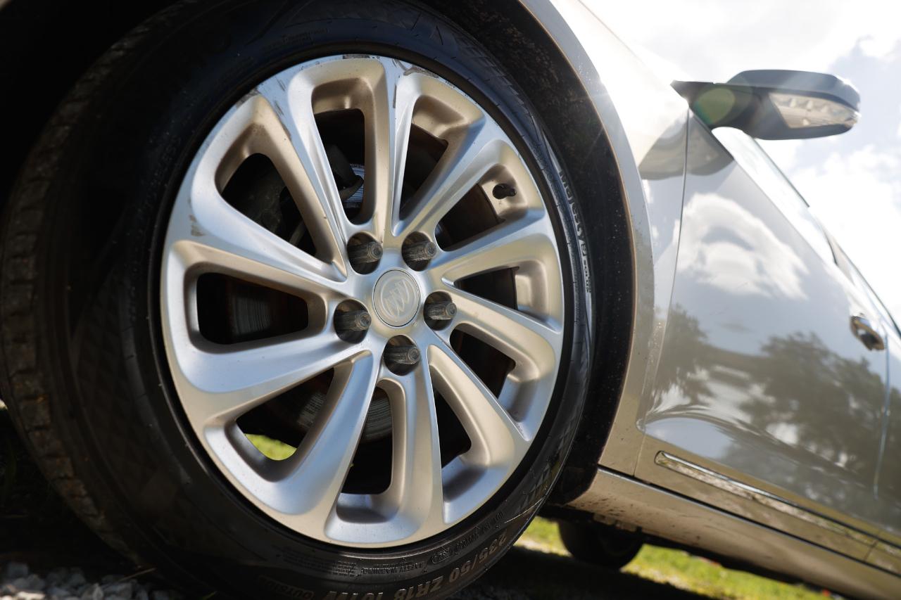 Buick LaCrosse photo 35