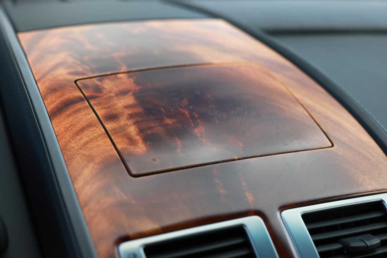 Aston Martin DB9  2006