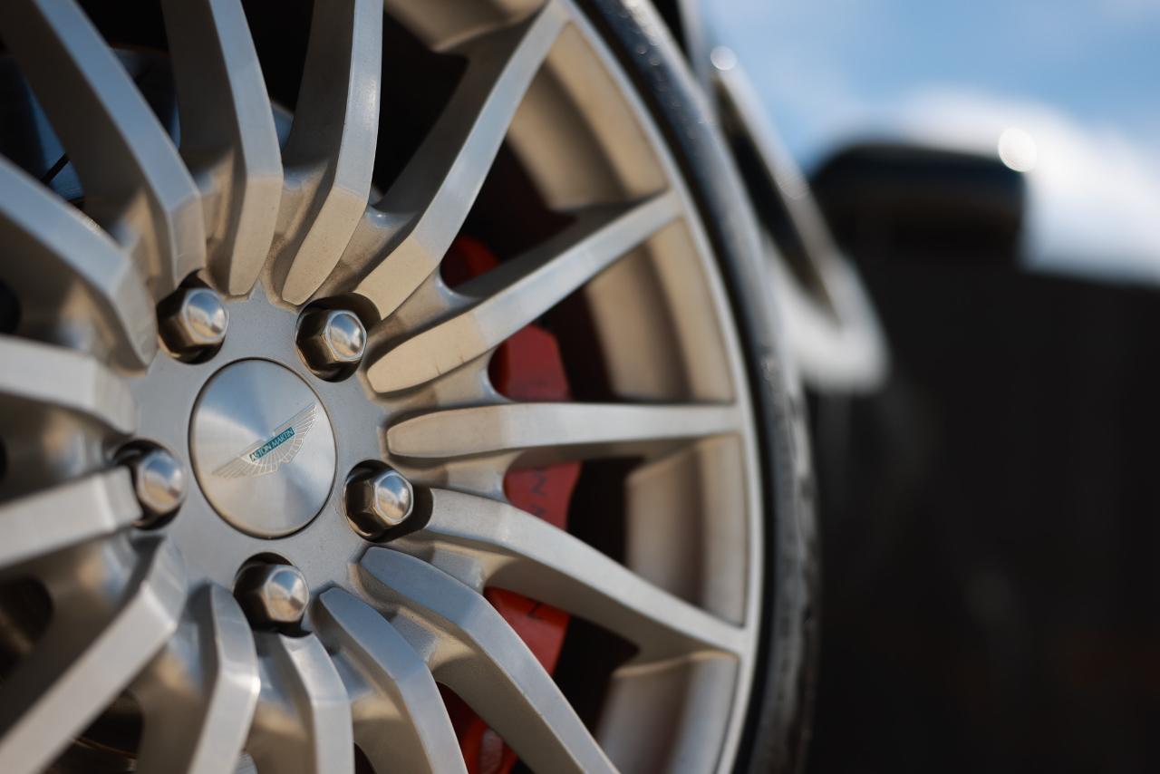 Aston Martin DB9  2006