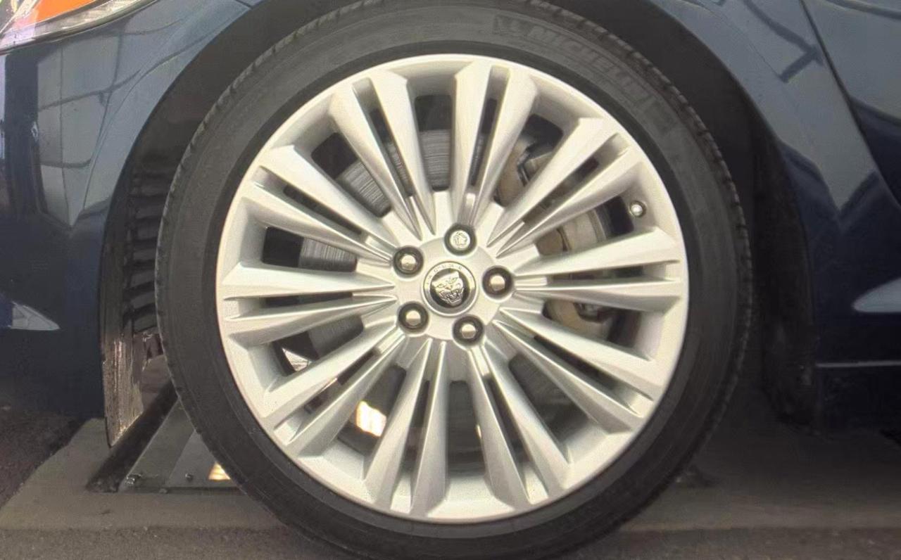Jaguar XF  2012