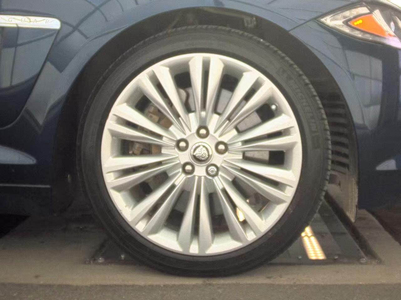 Jaguar XF  2012