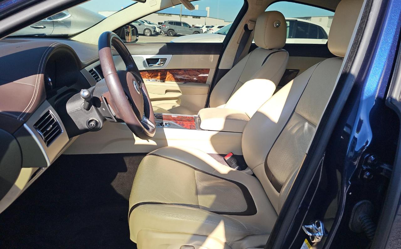 Jaguar XF  2012