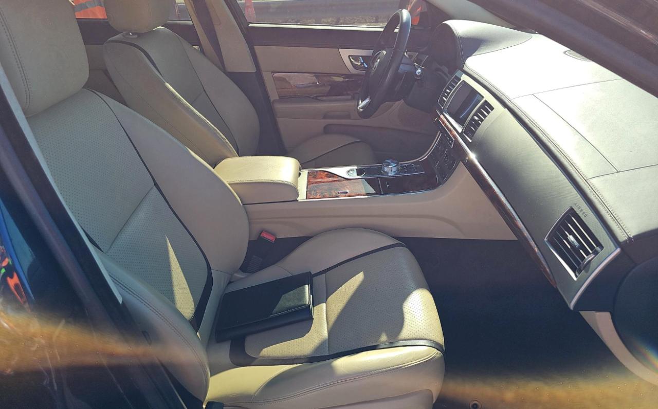 Jaguar XF  2012