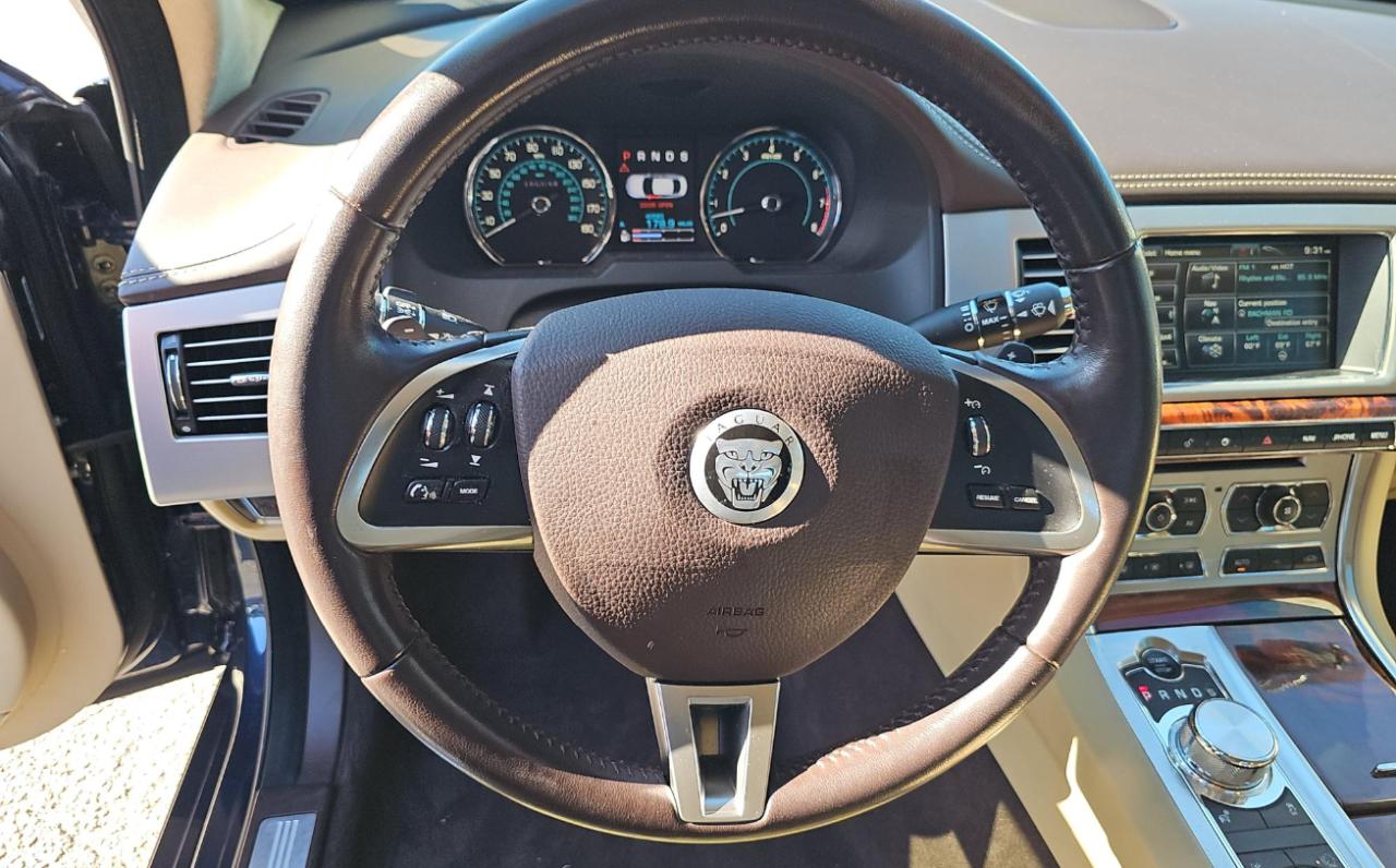 Jaguar XF  2012