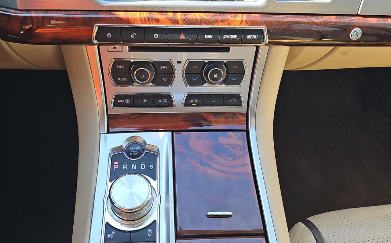 Jaguar XF  2012