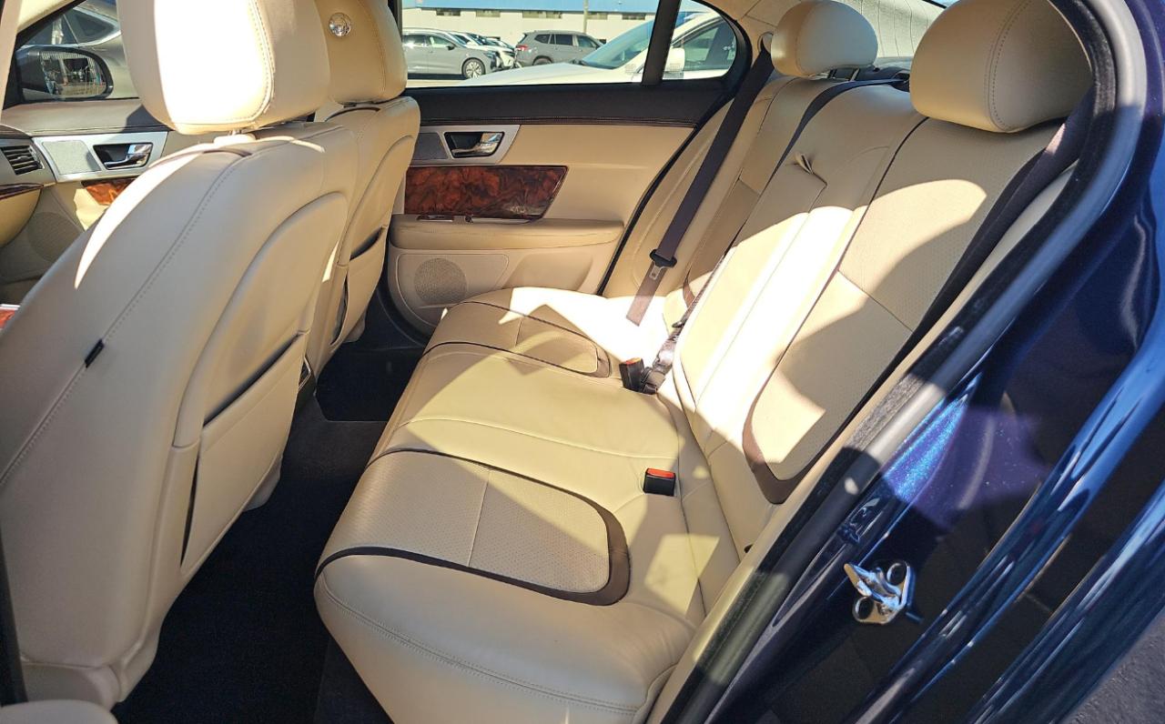 Jaguar XF  2012