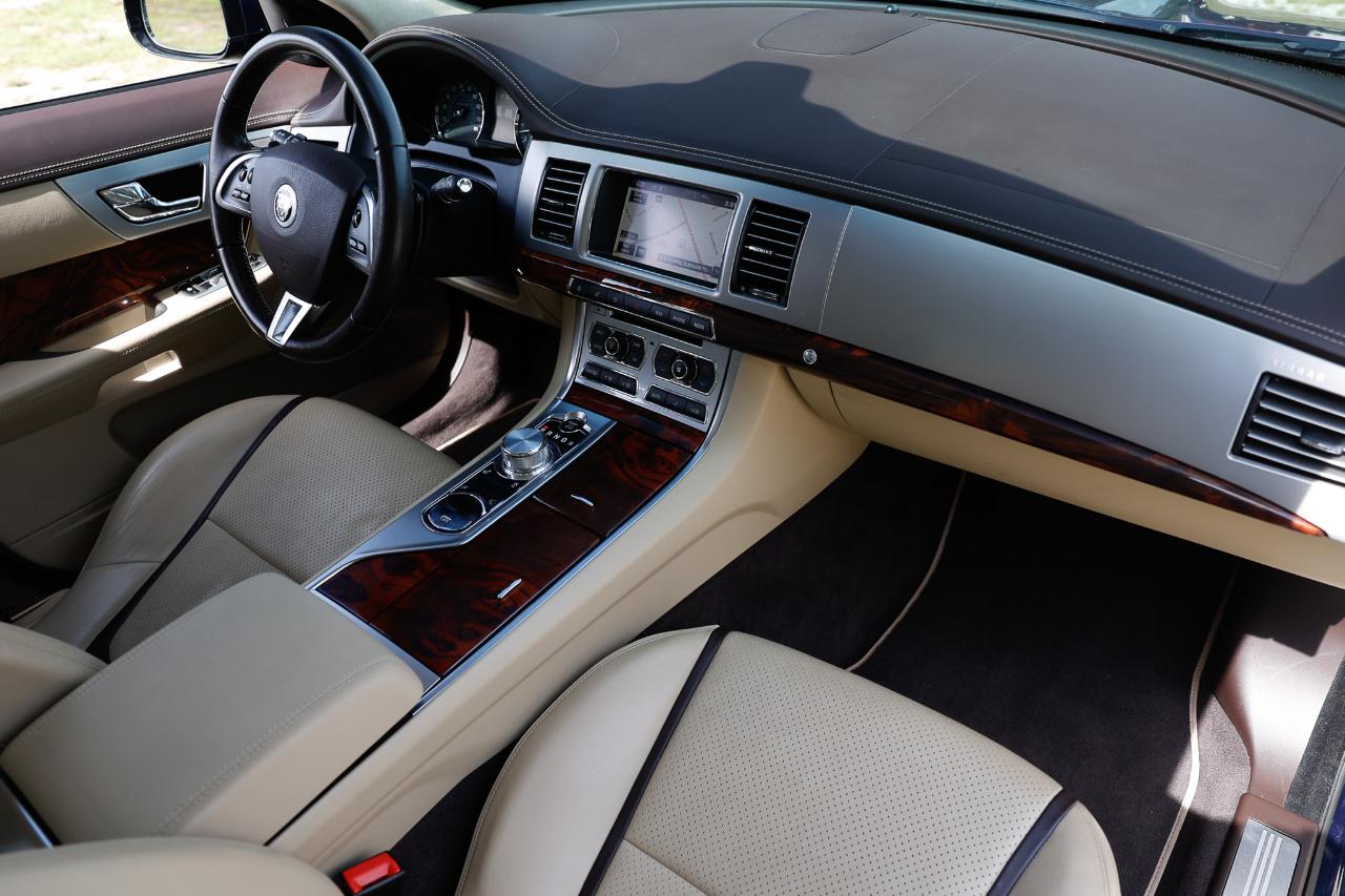Jaguar XF  2012