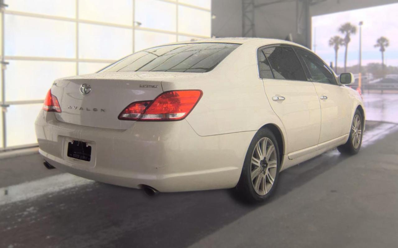Toyota Avalon  2010