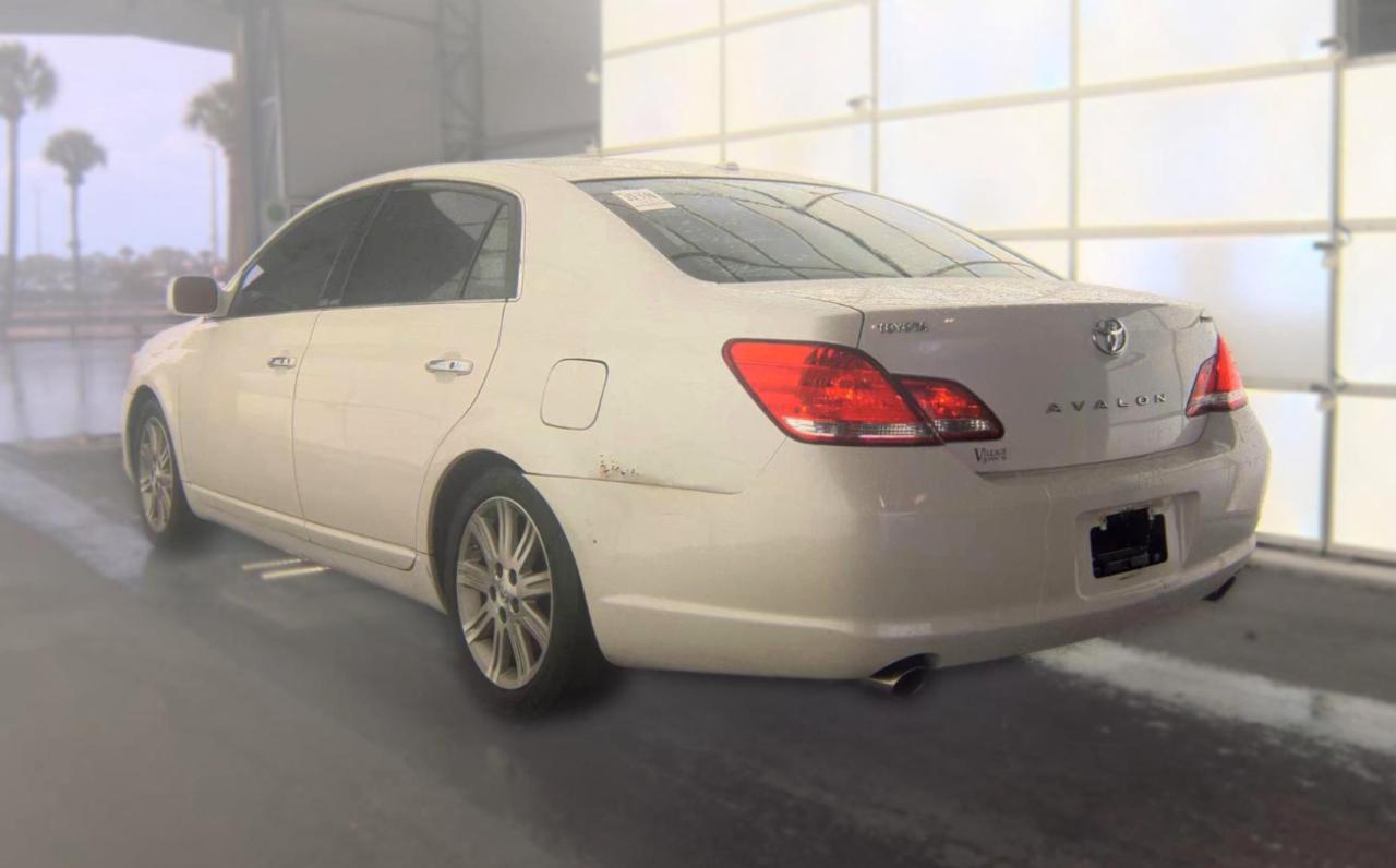 Toyota Avalon  2010