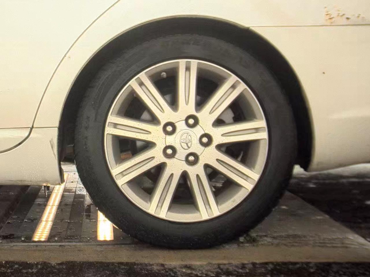 Toyota Avalon  2010