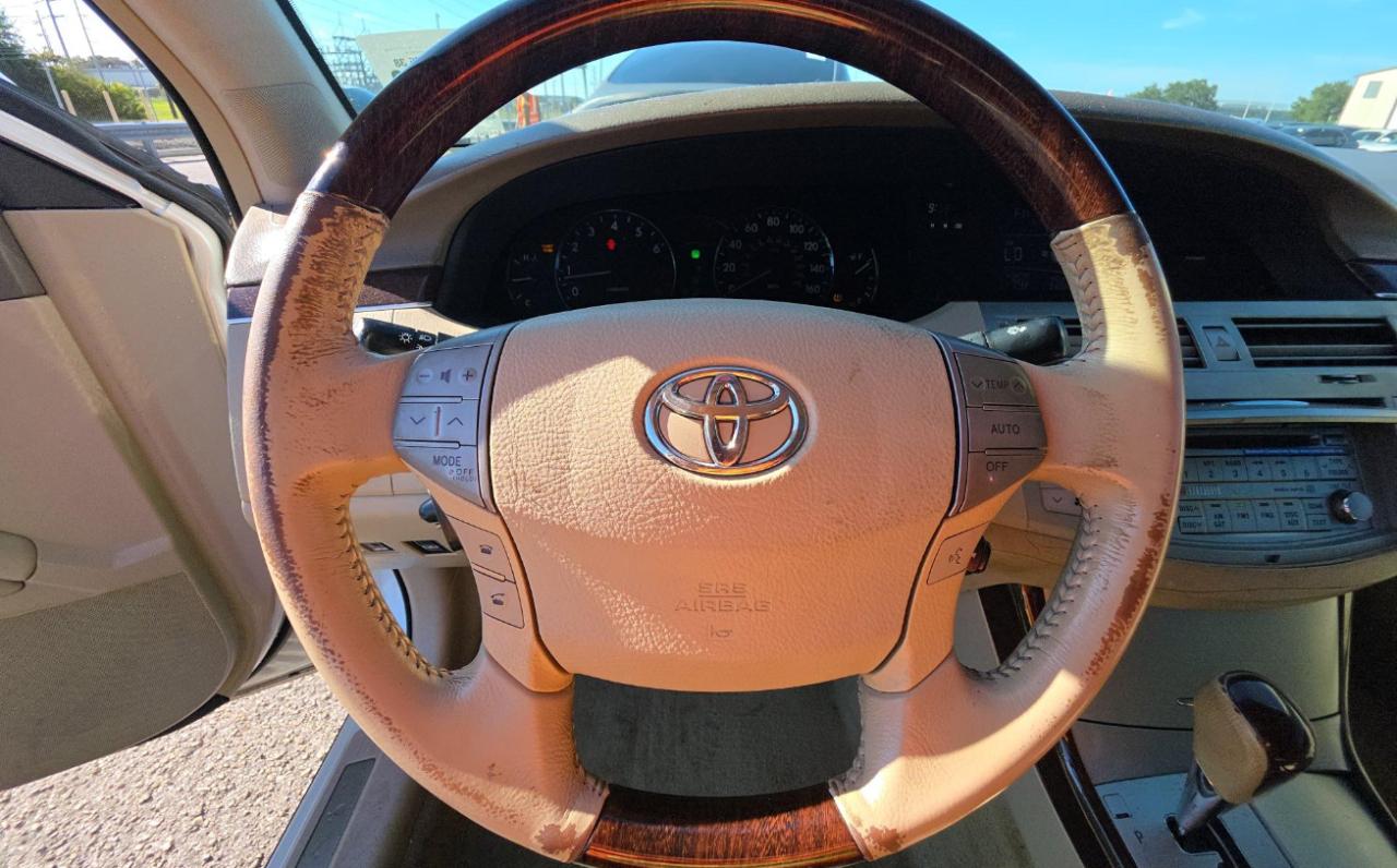 Toyota Avalon  2010