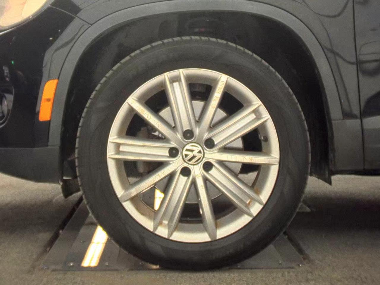 Volkswagen Tiguan  2011
