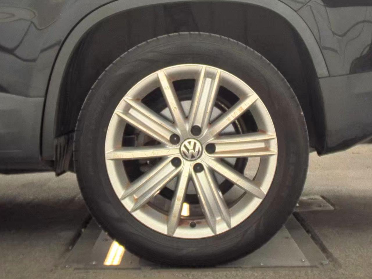 Volkswagen Tiguan  2011