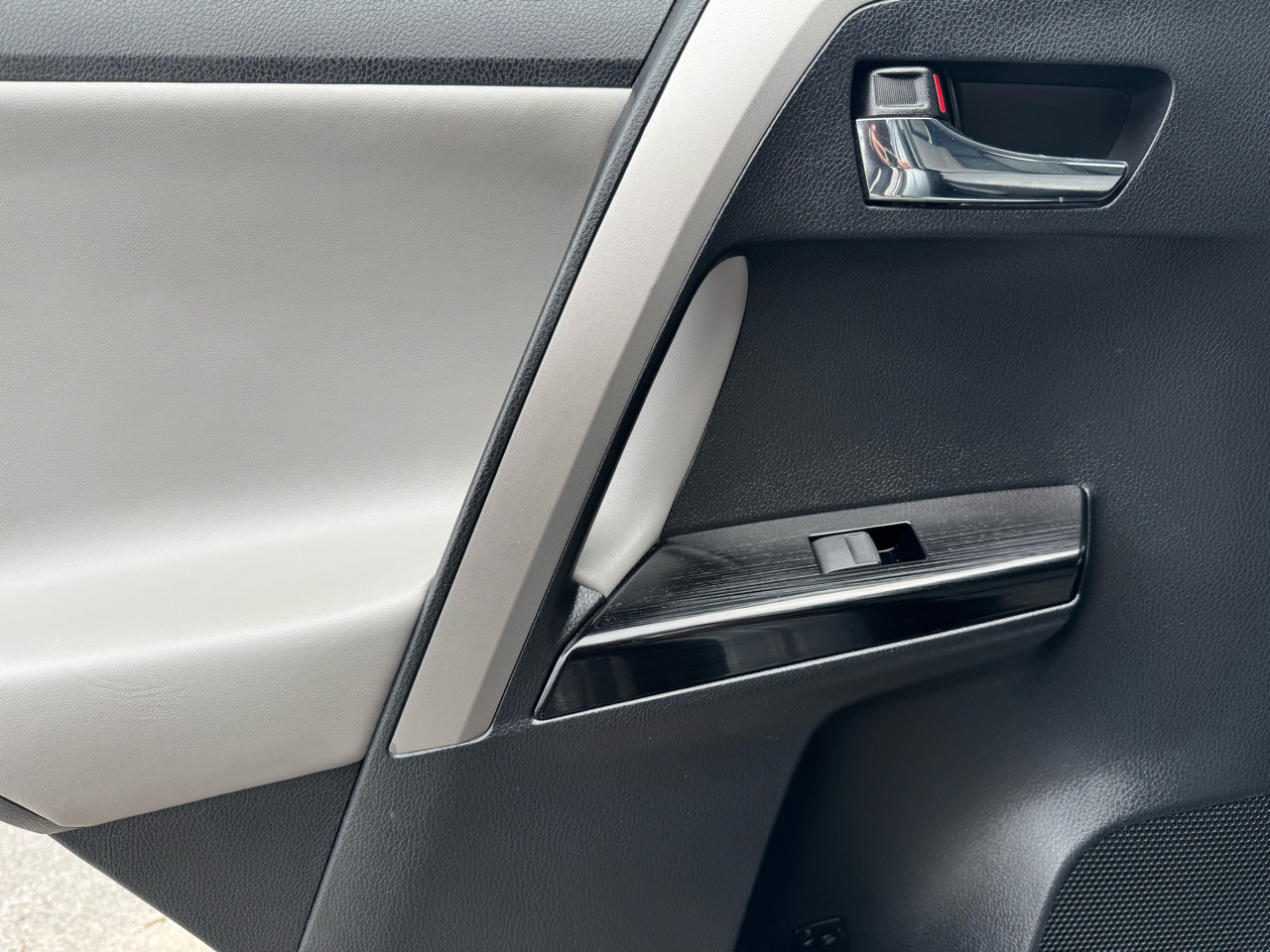 Toyota RAV4 Limited FWD 2017