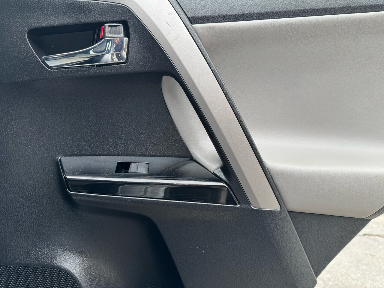 Toyota RAV4 Limited FWD 2017