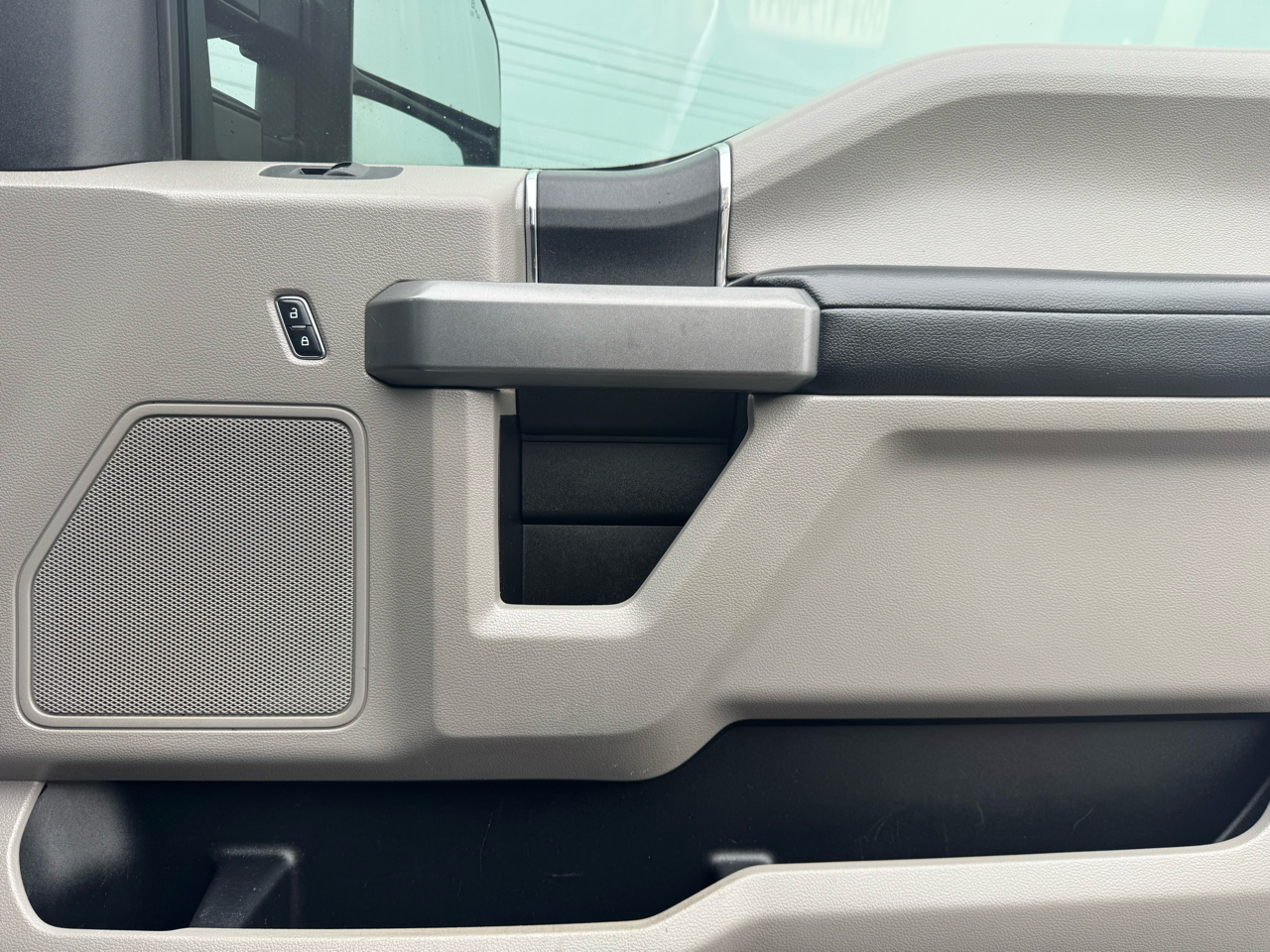 Ford F-250 Crew Cab 4dr 152.2" WB 4WD 2017