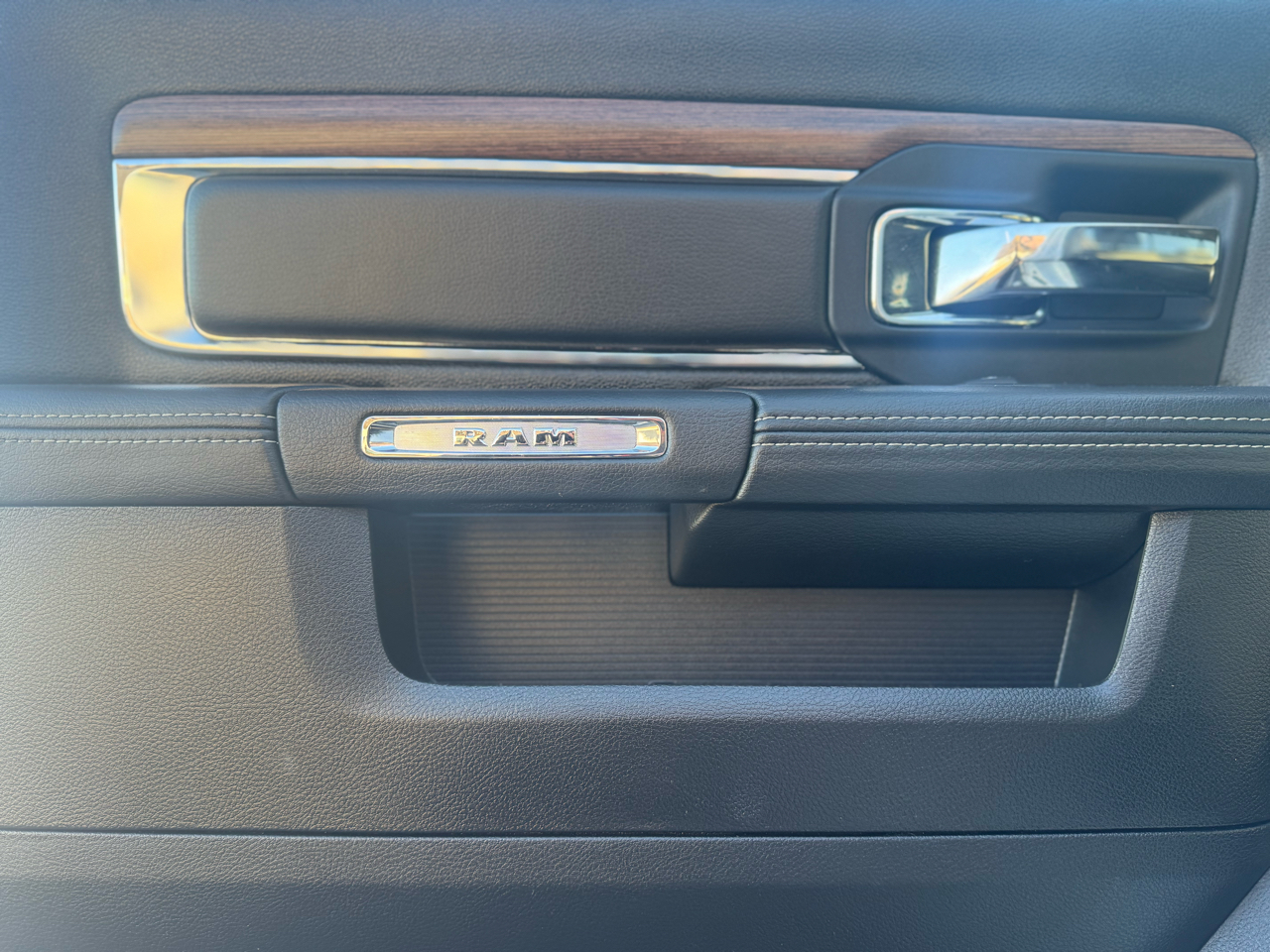 RAM 3500 Laramie Crew Cab LWB 4WD DRW 2015