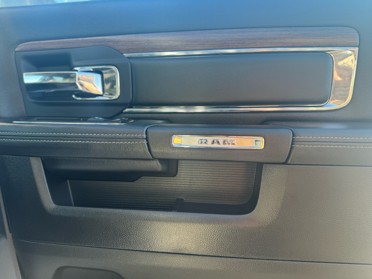 RAM 3500 Laramie Crew Cab LWB 4WD DRW 2015