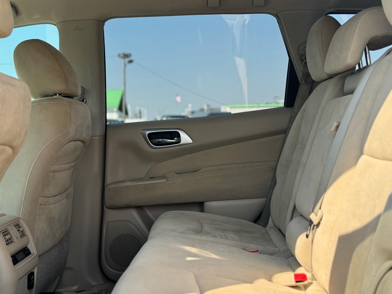 Nissan Pathfinder SV 4WD 2013