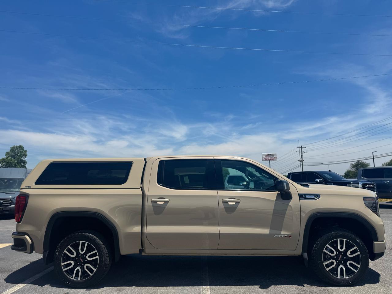 GMC Sierra 1500 AT4 Crew Cab 4WD 2023