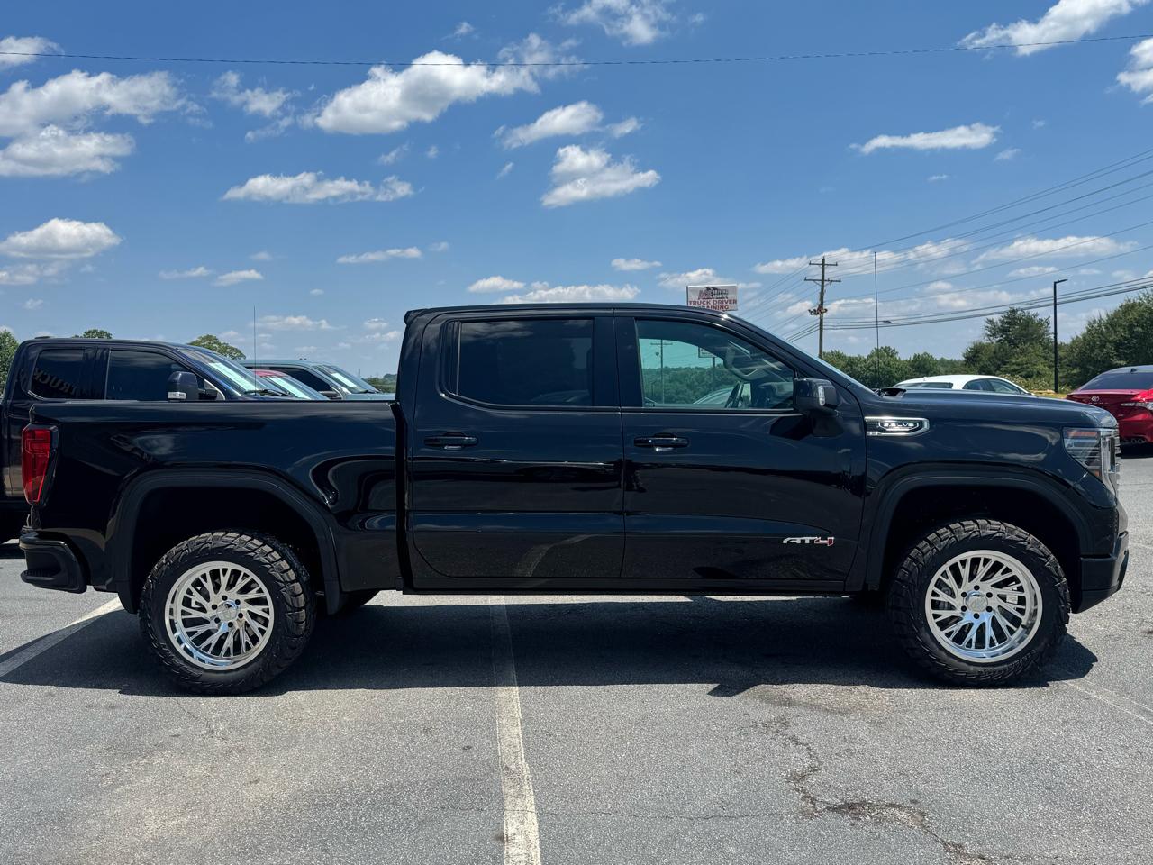 GMC Sierra 1500 AT4 Crew Cab 4WD 2025