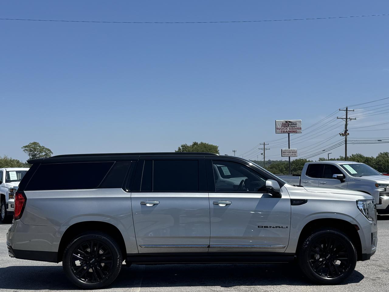 GMC Yukon XL Denali Ultimate 4WD 2024