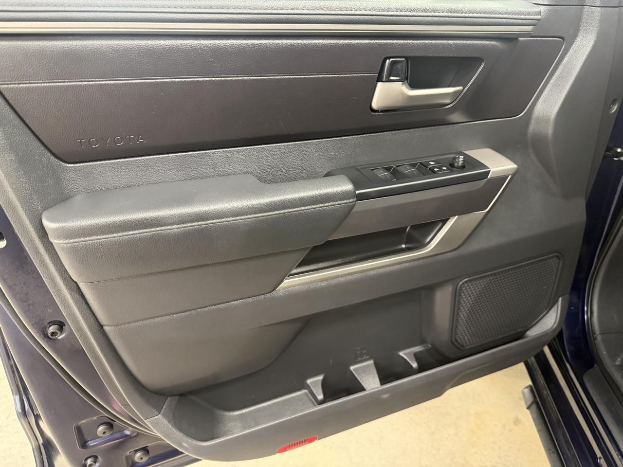 Toyota Tundra SR5 CrewMax 4WD 2024