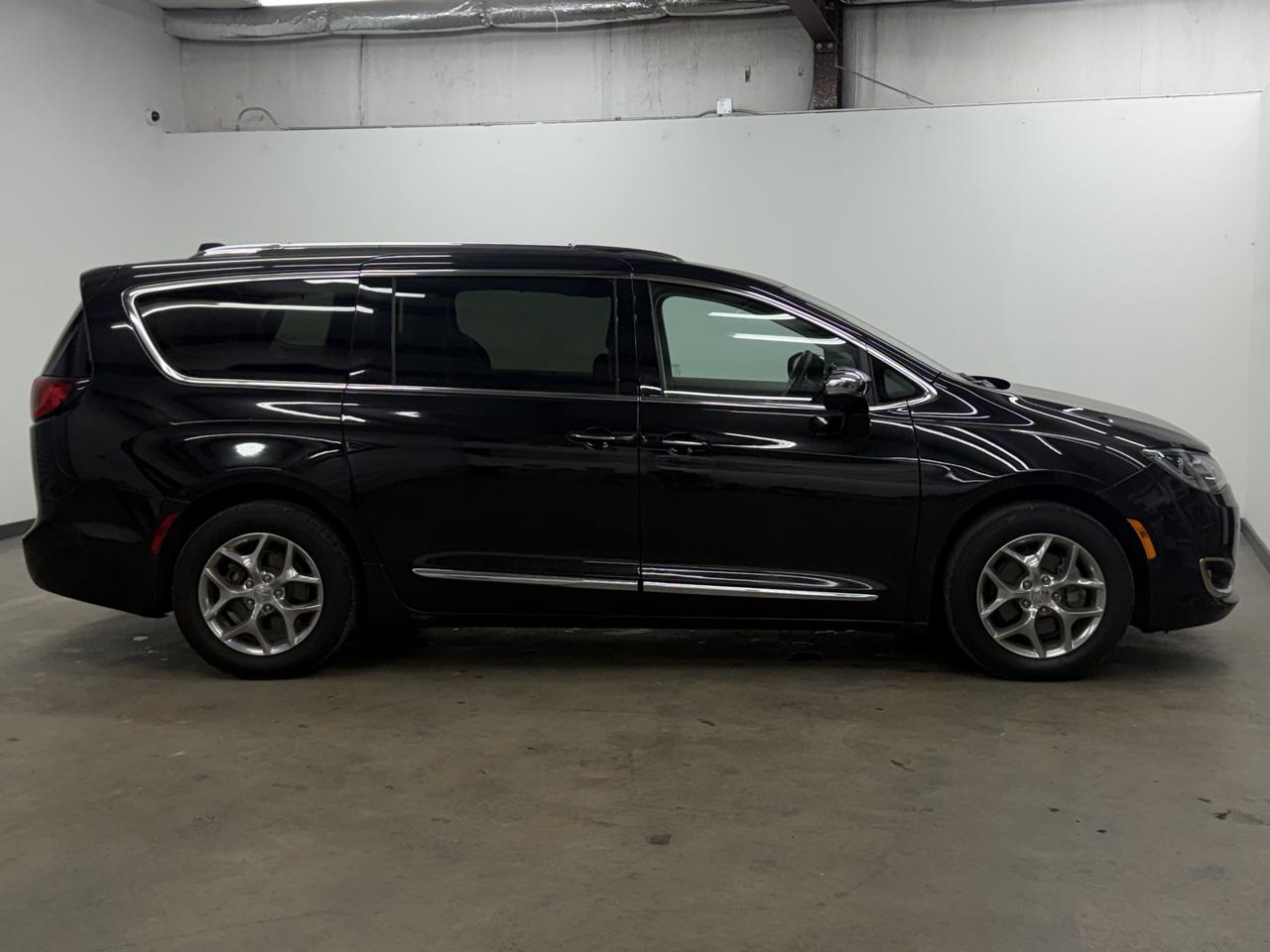 Chrysler Pacifica Limited 2017