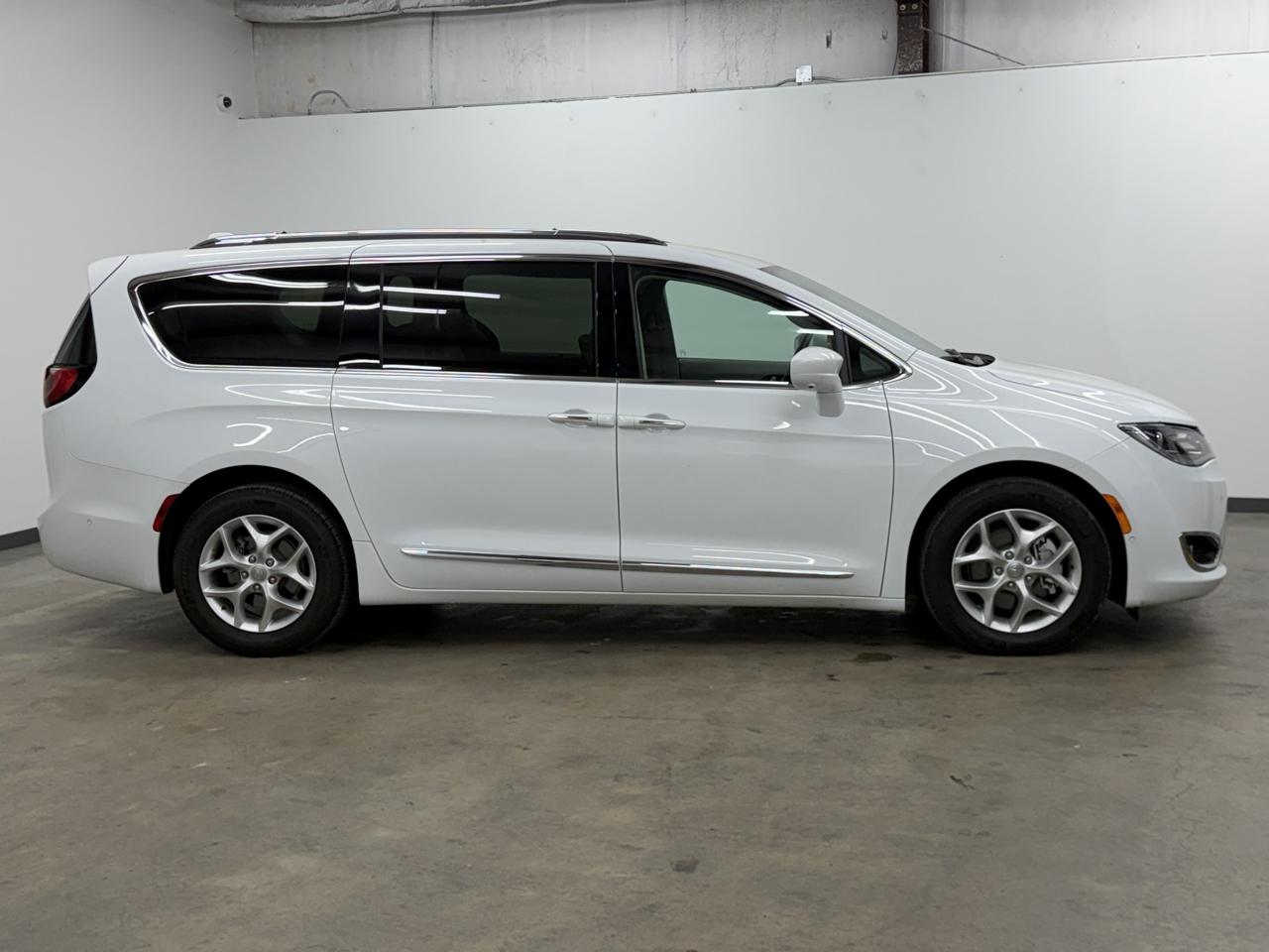 Chrysler Pacifica Touring-L Plus 2020