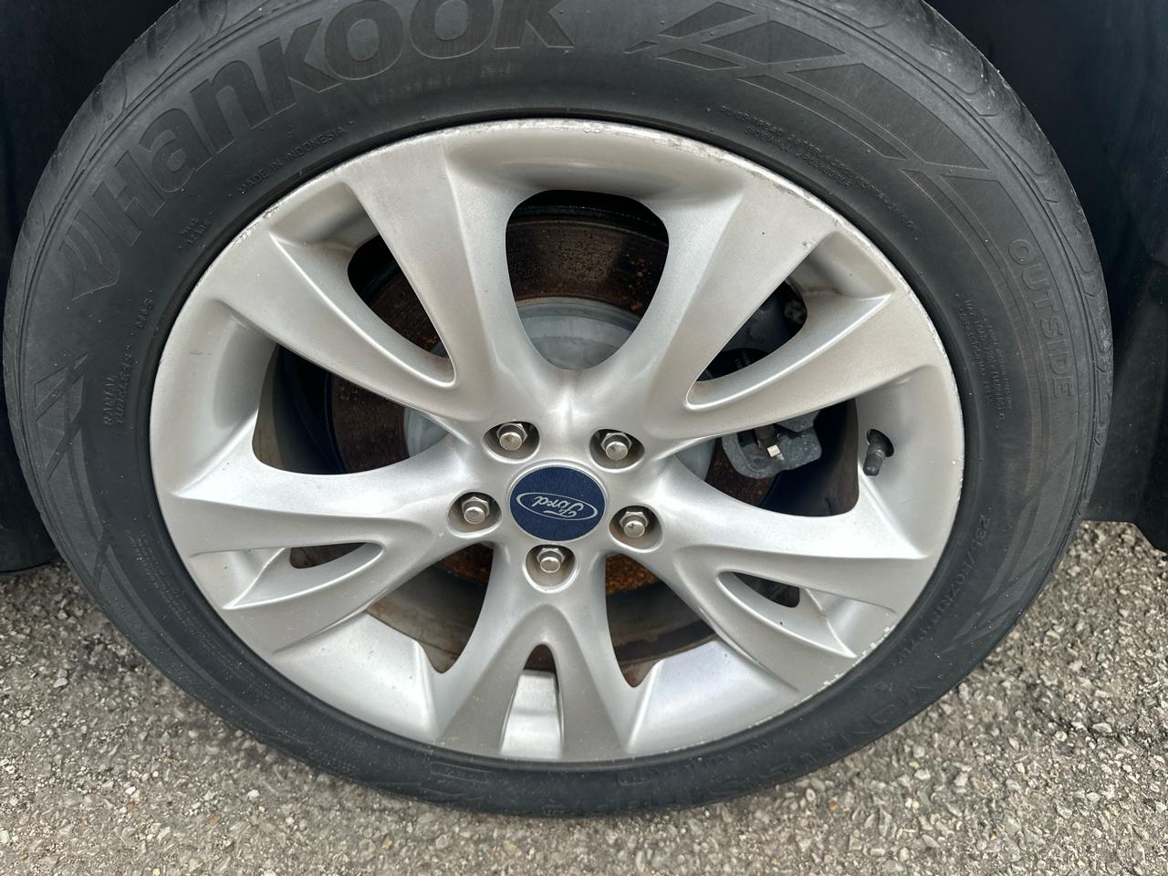 Ford Taurus SEL FWD 2011