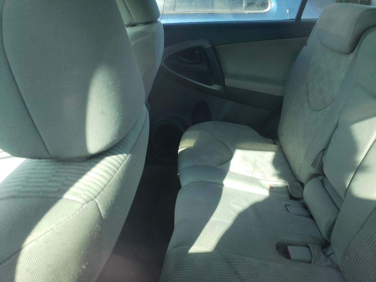 Toyota RAV4 Base I4 4WD 2010