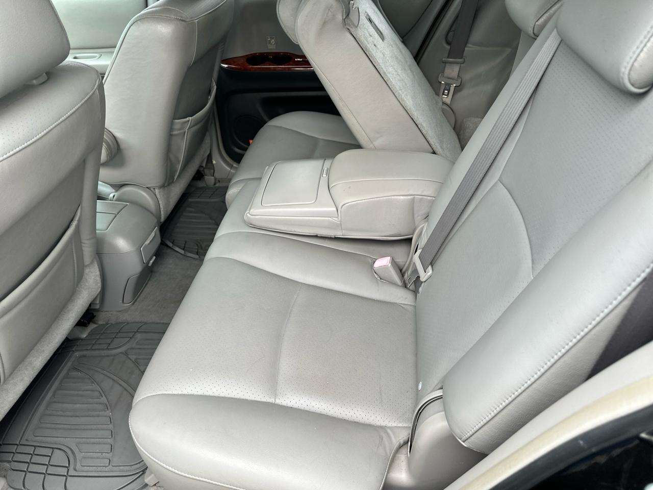 Toyota Highlander V6 2WD with 3rd-Row Seat 2005