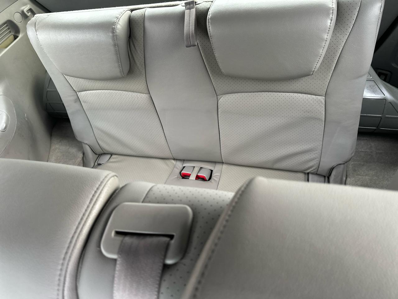 Toyota Highlander V6 2WD with 3rd-Row Seat 2005