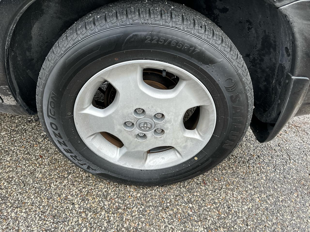 Toyota Highlander V6 2WD with 3rd-Row Seat 2005