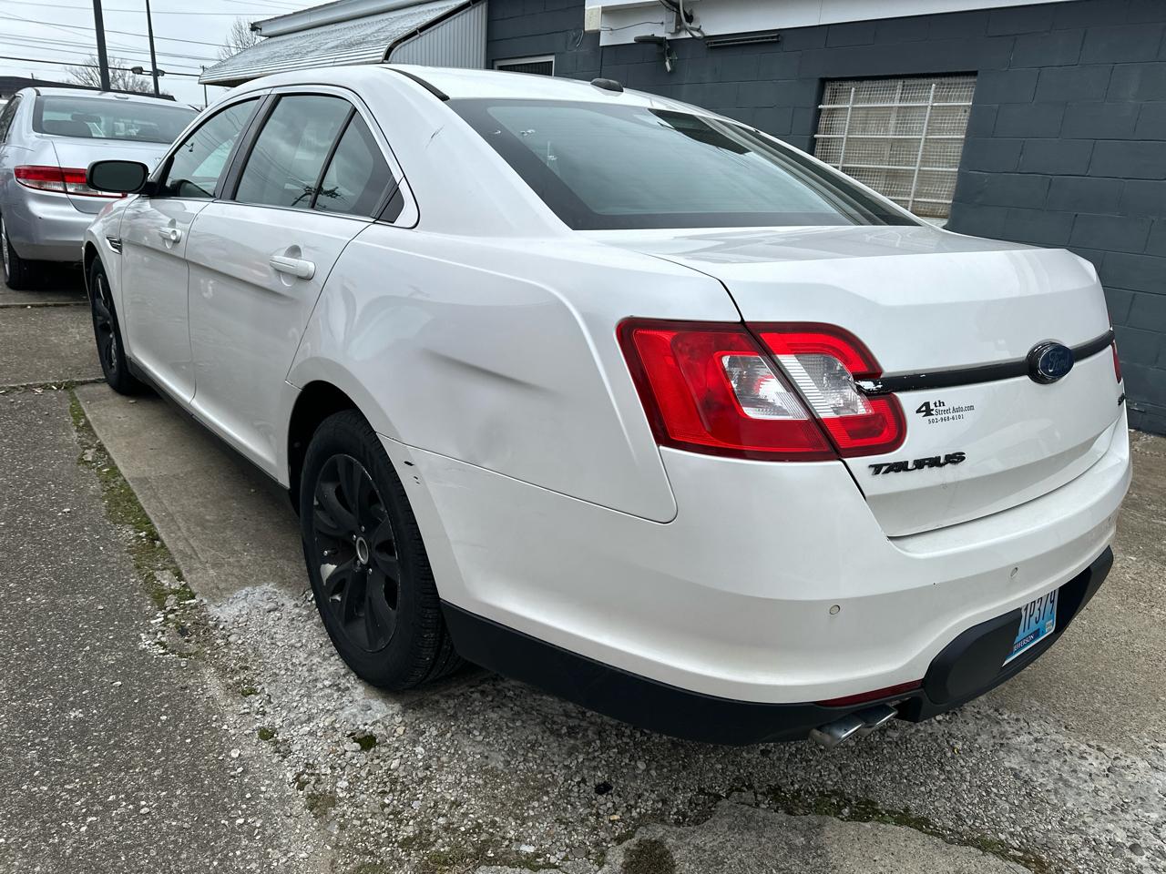 Ford Taurus SEL FWD 2010