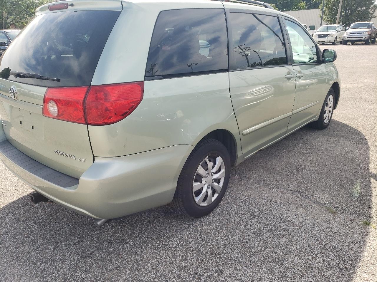 Toyota Sienna CE FWD 7-Passenger 2009