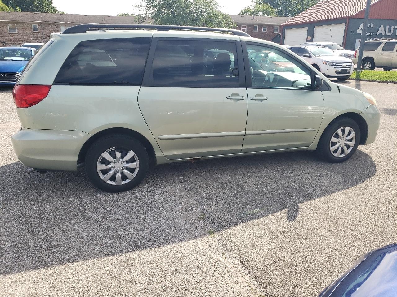 Toyota Sienna CE FWD 7-Passenger 2009