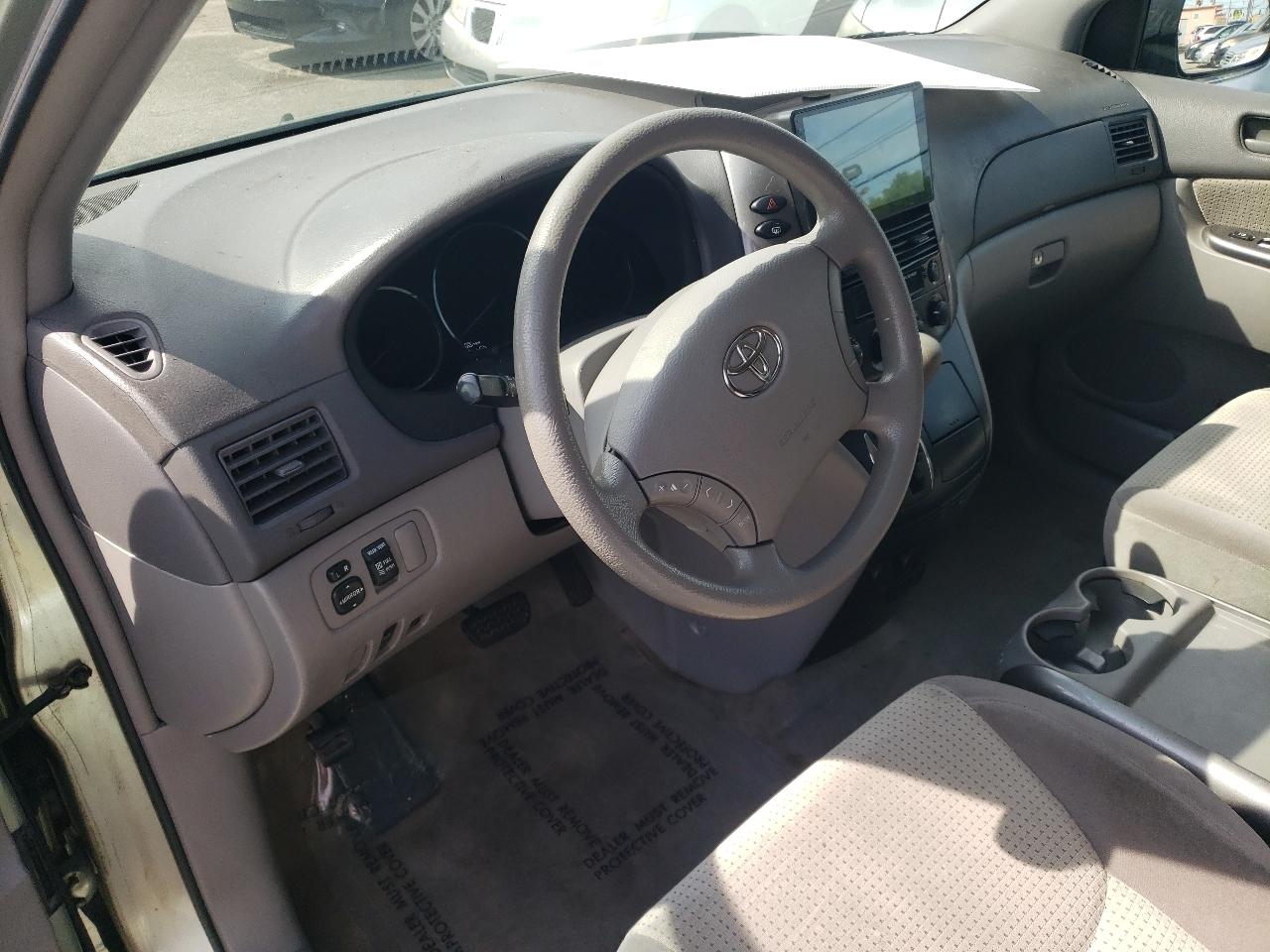 Toyota Sienna CE FWD 7-Passenger 2009