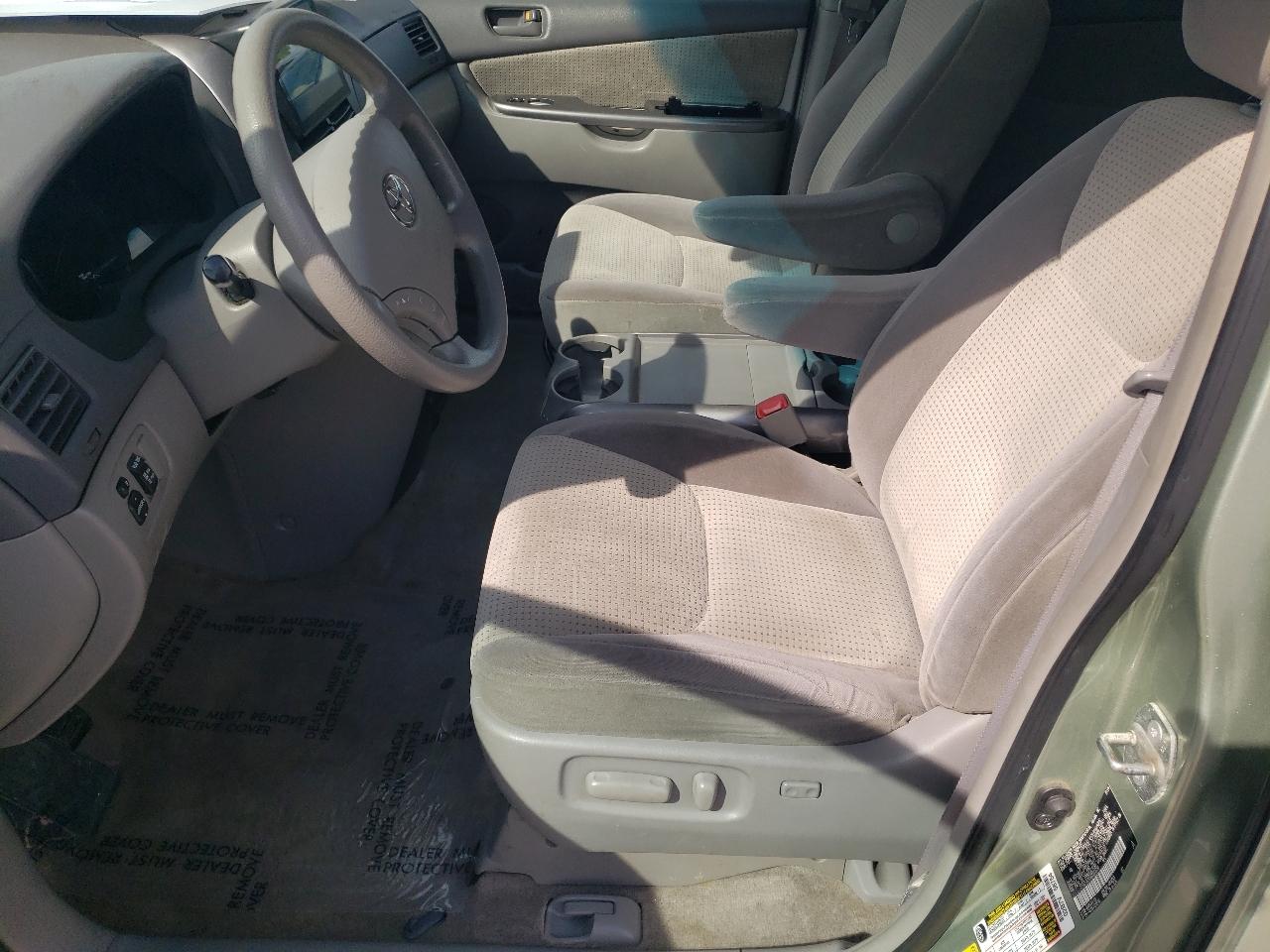 Toyota Sienna CE FWD 7-Passenger 2009
