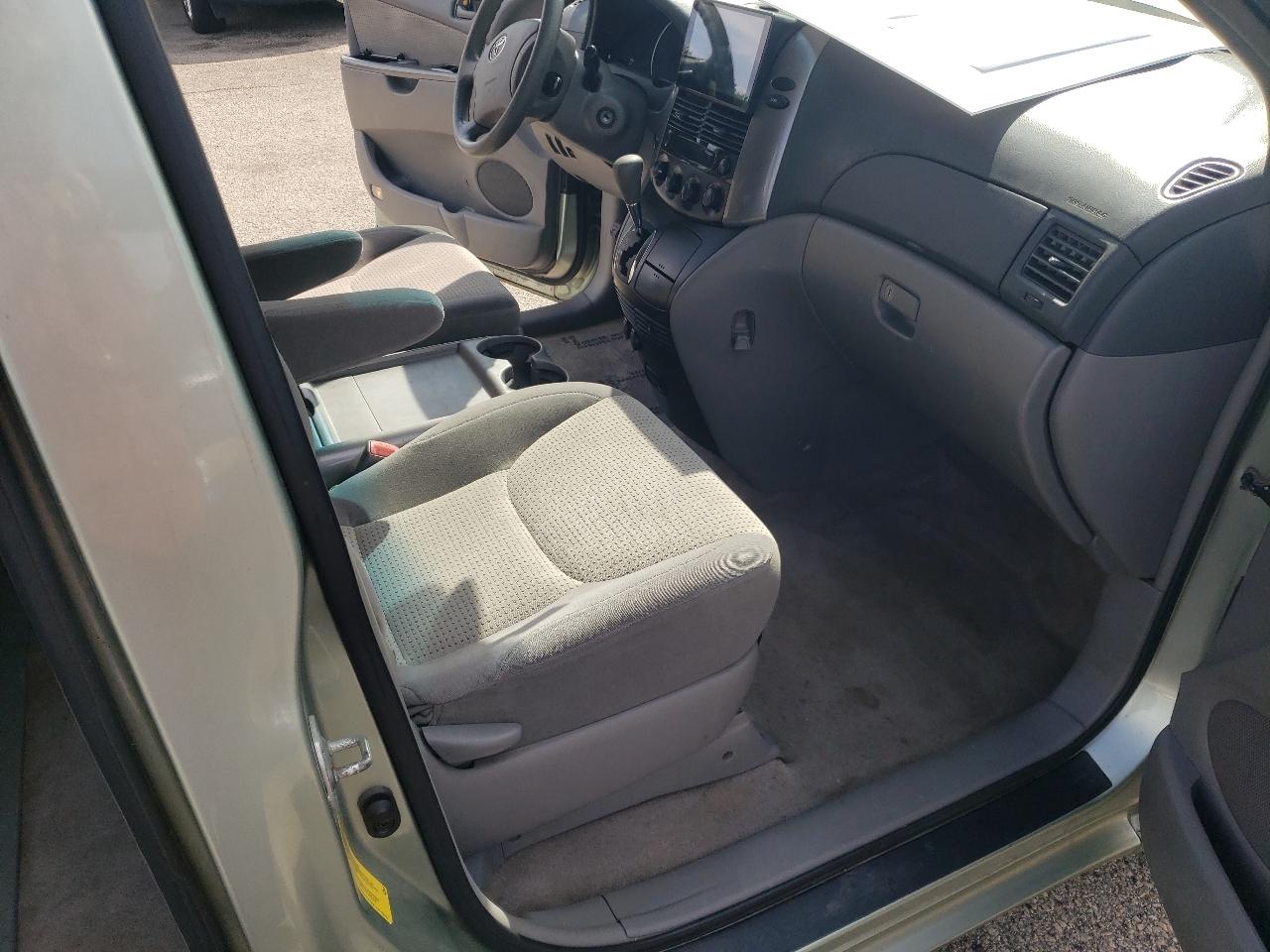 Toyota Sienna CE FWD 7-Passenger 2009