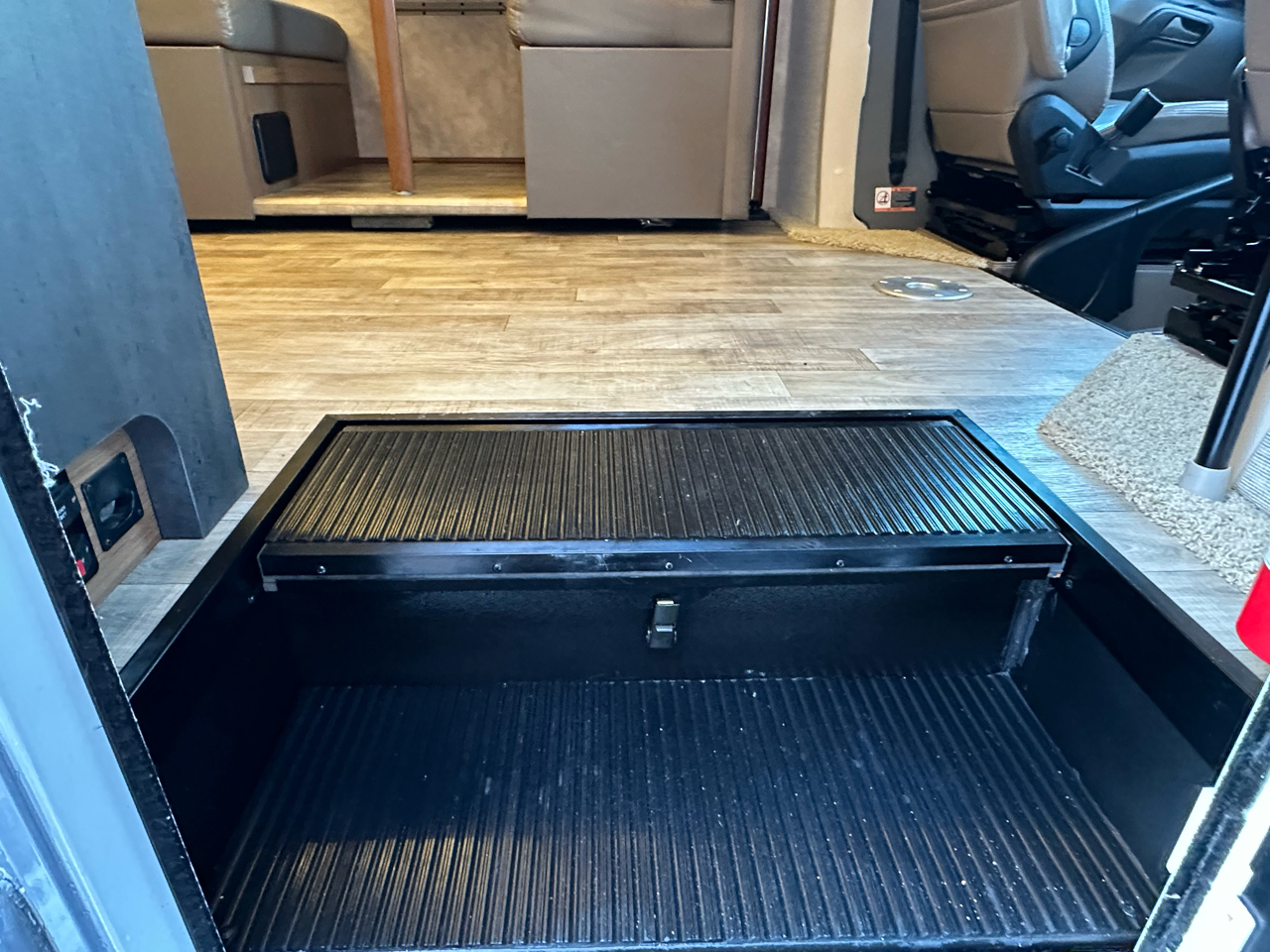 Winnebago Navion  2018