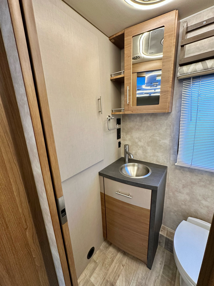 Winnebago Navion  2018