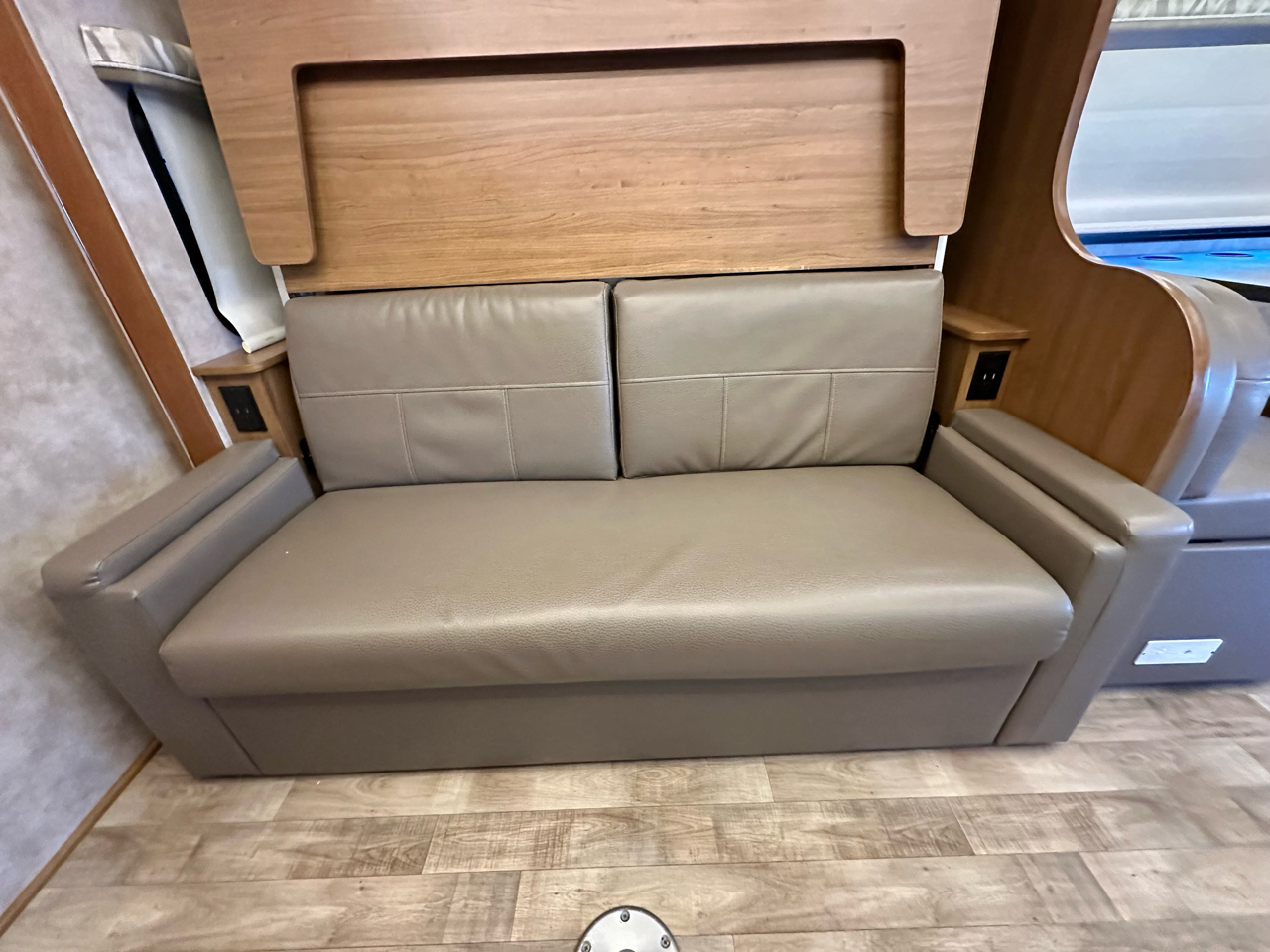 Winnebago Navion  2018