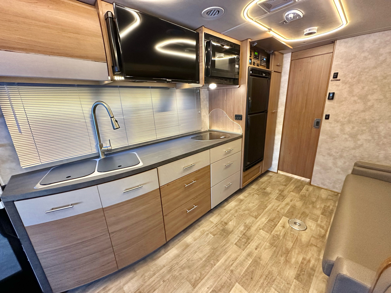 Winnebago Navion  2018