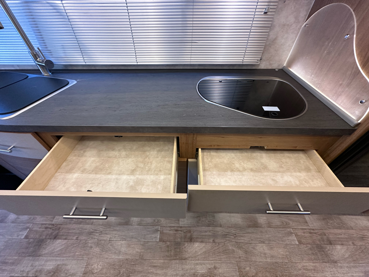 Winnebago Navion  2018