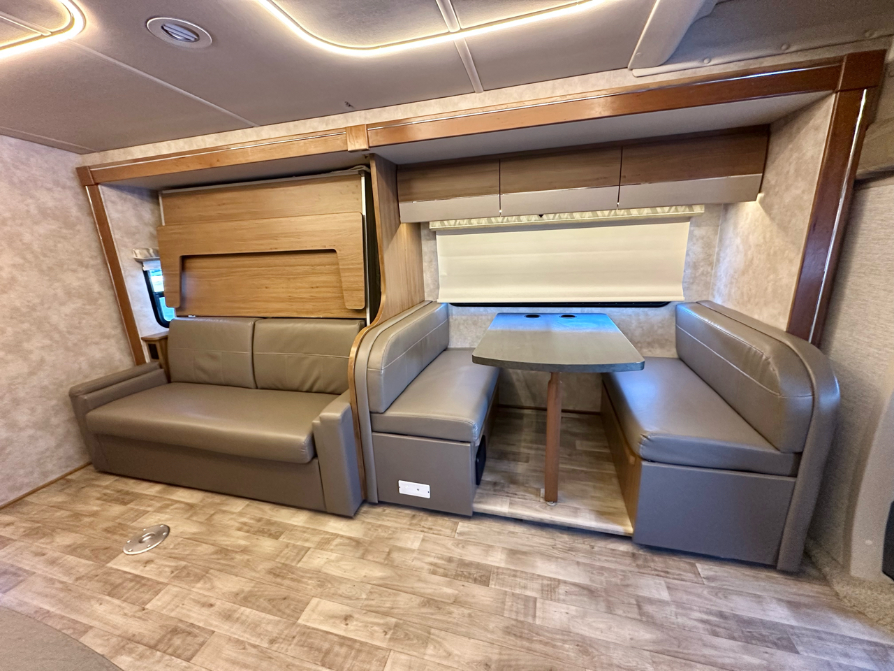 Winnebago Navion  2018