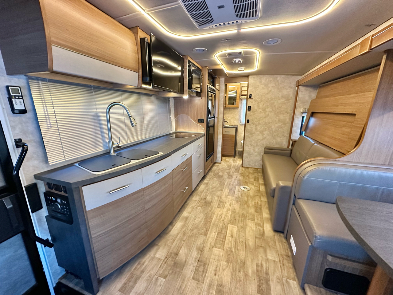 Winnebago Navion  2018