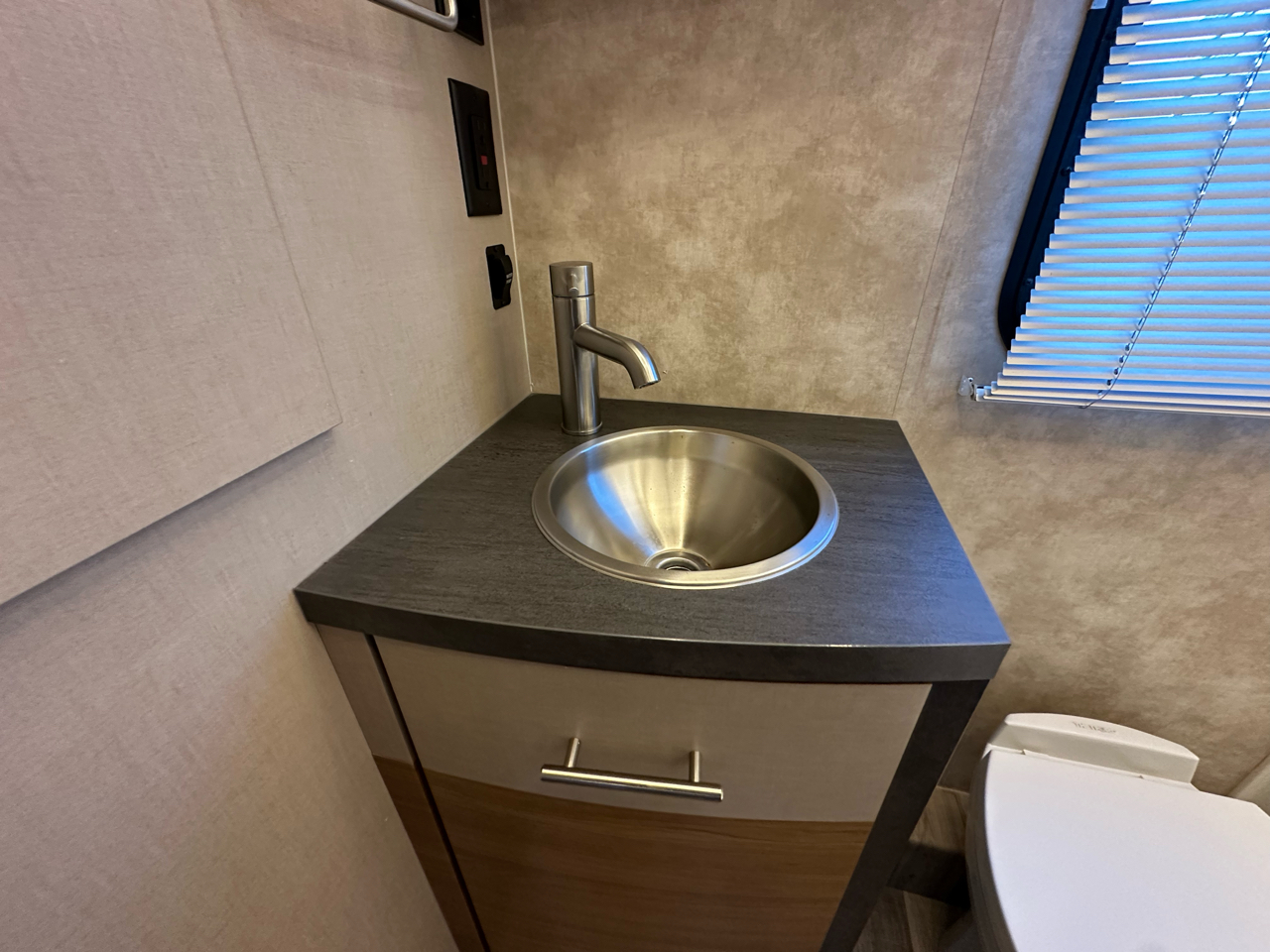 Winnebago Navion  2018
