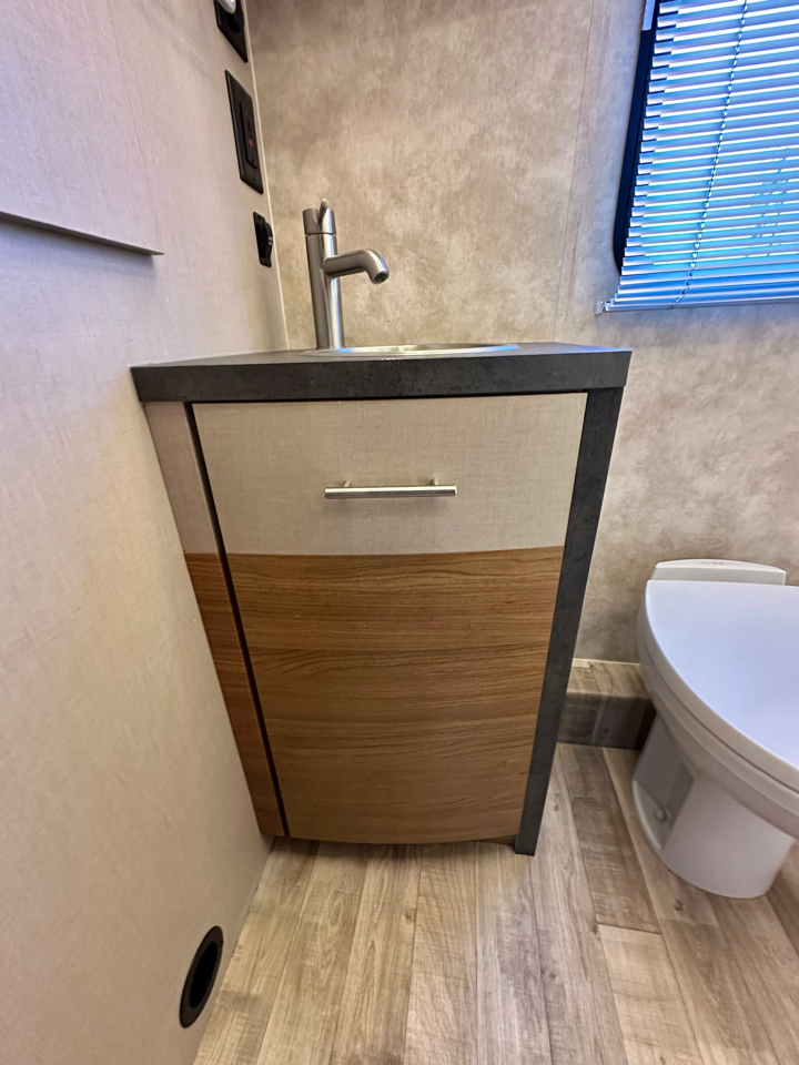 Winnebago Navion  2018